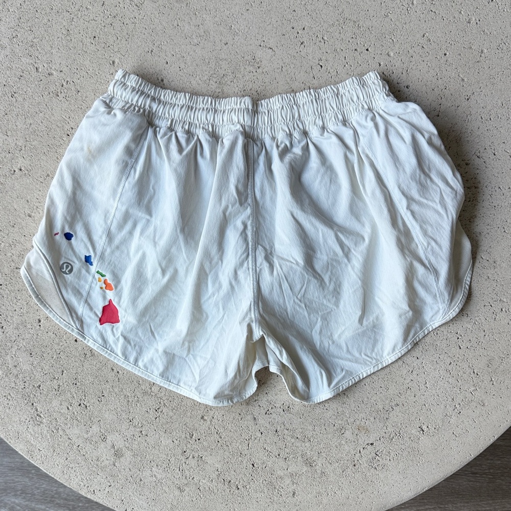 White Hawaii edition Lululemon hotty hot shorts 6 in tall